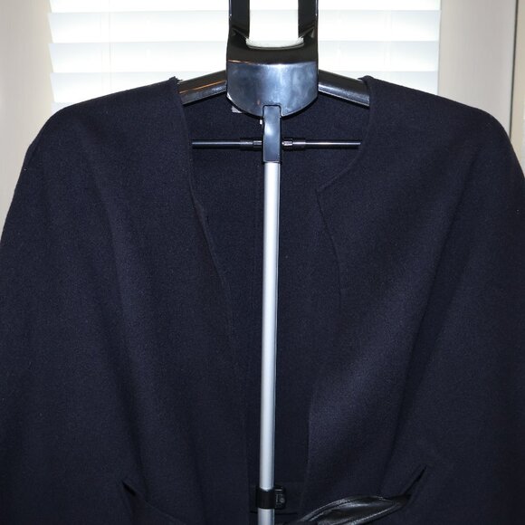 Vince Wool Cape with Leather Belt Detail – Timeless Black Elegance  US Size S - Picture 4 of 13